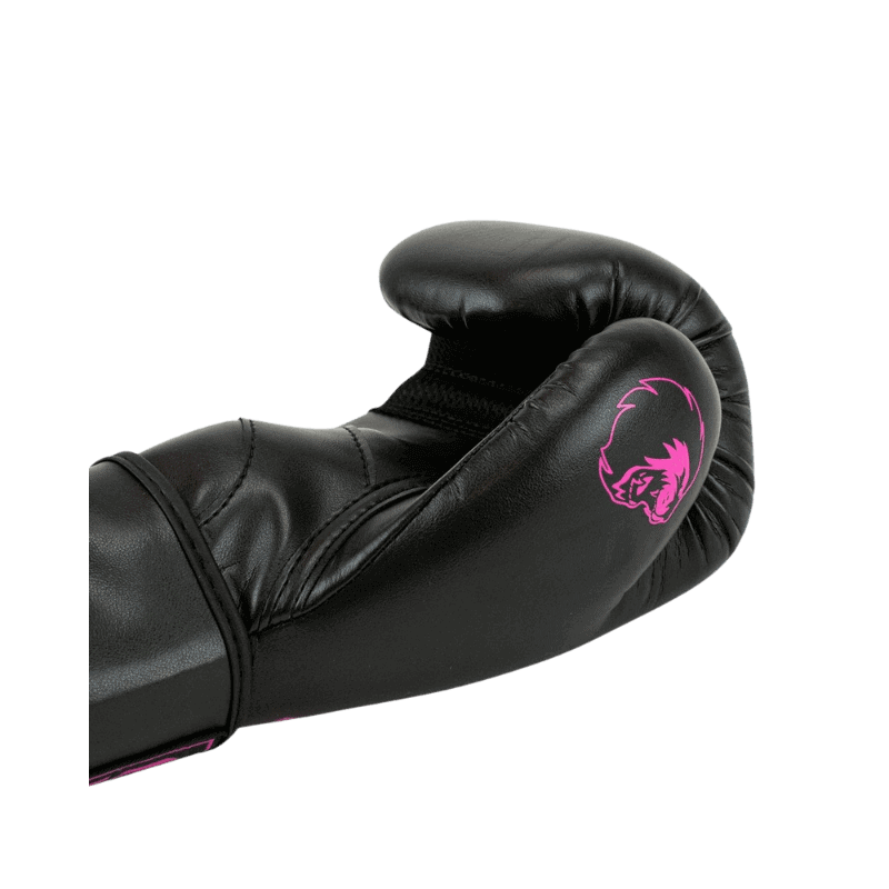 Een enkele zwarte Super Pro bokshandschoen met roze accenten, zichtbaar op de voorzijde van de handschoen. De handschoen is ontworpen voor gebruik in kickboksen.