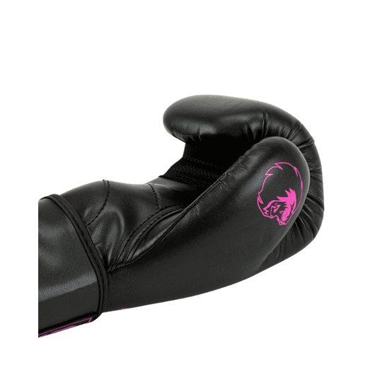 Een enkele zwarte Super Pro bokshandschoen met roze accenten, zichtbaar op de voorzijde van de handschoen. De handschoen is ontworpen voor gebruik in kickboksen.