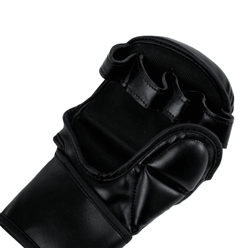 Een close-up van de binnenkant van een zwarte MMA handschoen met open vingersecties en stevige polsbescherming.