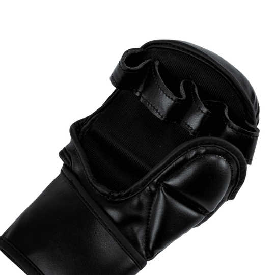 Een close-up van de binnenkant van een zwarte MMA handschoen met open vingersecties en stevige polsbescherming.