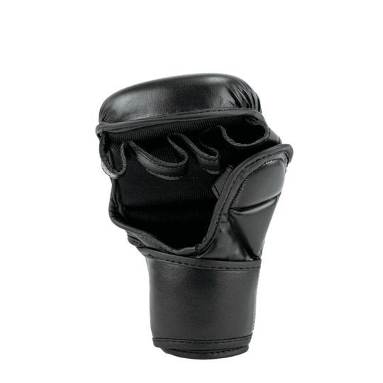 De achterkant van een zwarte MMA handschoen, met het Super Pro-logo in wit zichtbaar op de handbescherming.