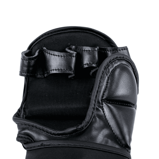Een close-up van de binnenkant van een zwarte MMA handschoen met gestikte details en open vingersecties.