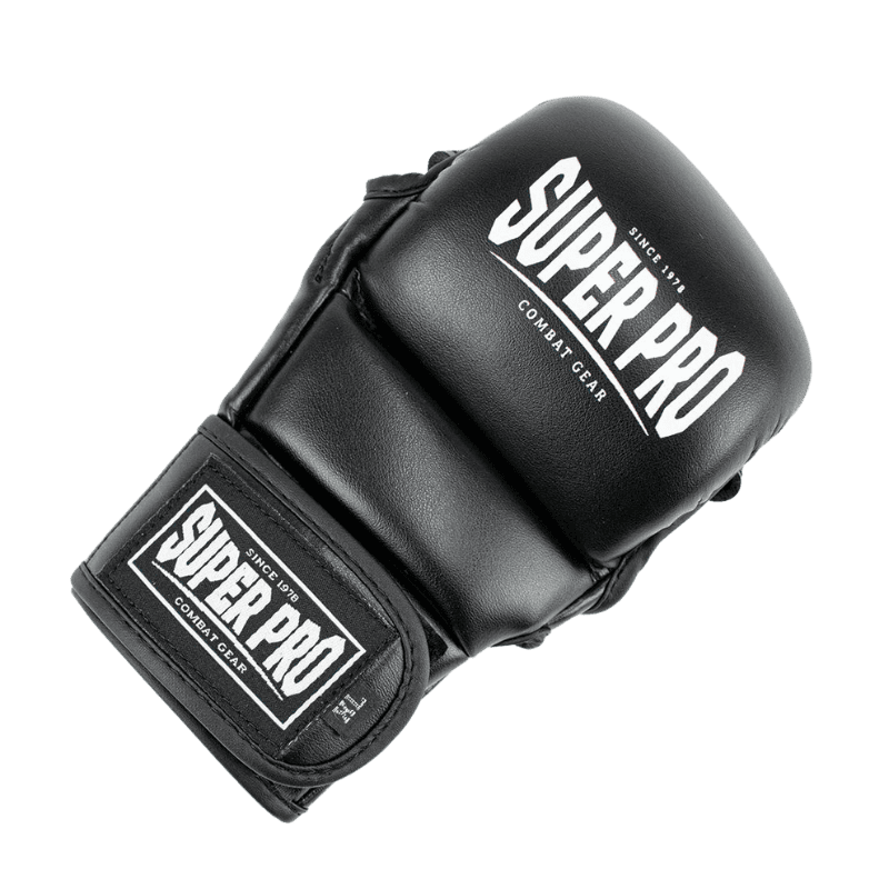 Een bovenaanzicht van een zwarte MMA handschoen, met zichtbare demping en het Super Pro-logo op de bovenkant.