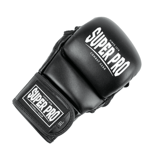 Een bovenaanzicht van een zwarte MMA handschoen, met zichtbare demping en het Super Pro-logo op de bovenkant.