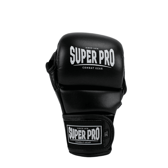 De voorkant van een zwarte MMA handschoen, met het Super Pro Combat Gear-logo in wit prominent op de knokkelbescherming.