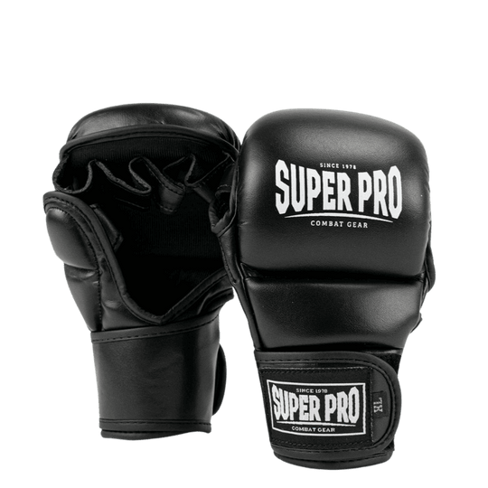 Een paar zwarte MMA handschoenen, met één handschoen gericht op de binnenkant en de andere op de buitenkant, beide met het Super Pro-logo.