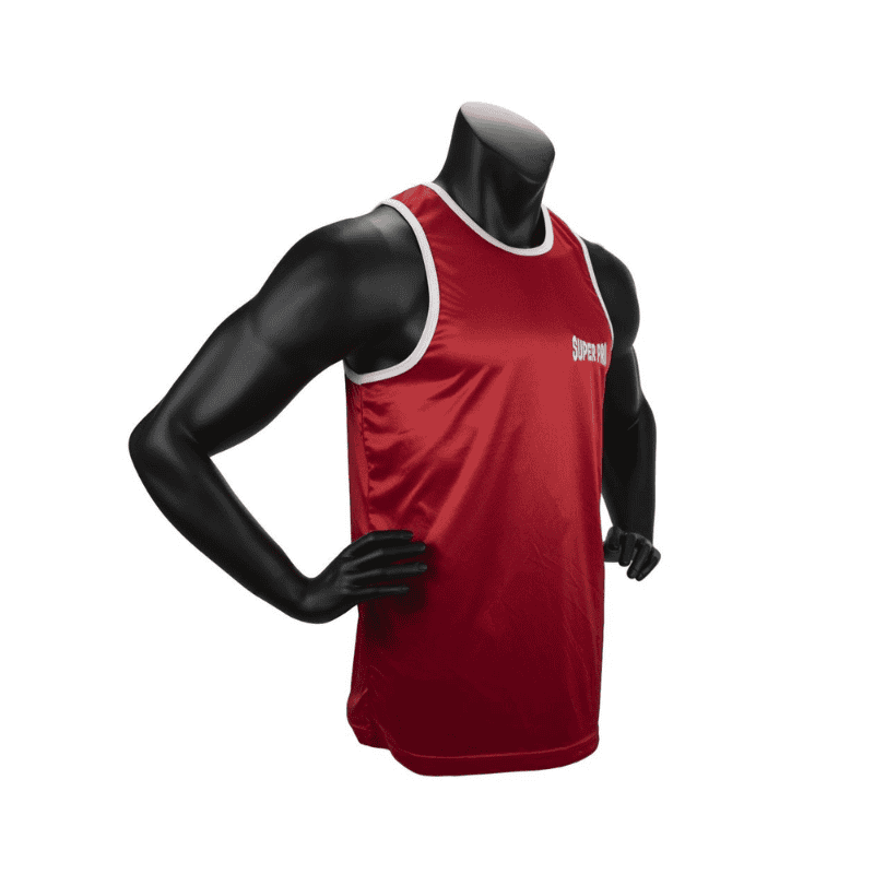 Een rode vechtsporttanktop van het merk Super Pro, getoond in een schuine zijaanzicht. De top heeft een glanzend rood materiaal met witte accenten rond de hals en mouwopeningen. Op de borst is de merknaam "Super Pro" te zien.