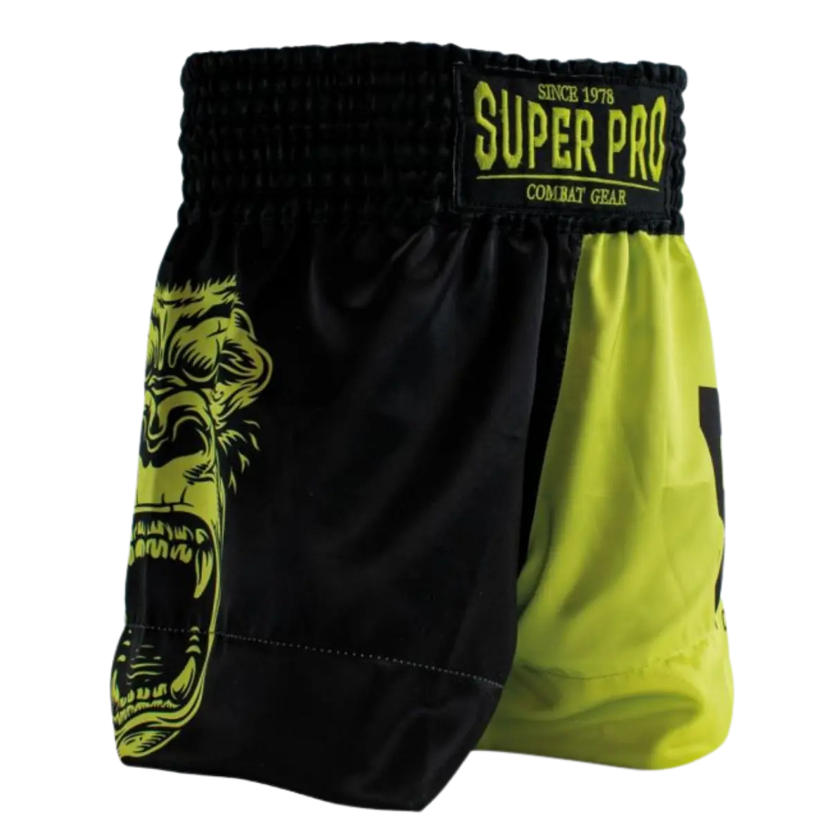 Driekwartaanzicht van het Super Pro kickboksbroekje in neon geel en zwart met opvallend gorilla-design op de zijkant. De combinatie van contrasterende kleurvlakken en de krachtige print geeft het broekje een stoere en energieke uitstraling. De brede elastische tailleband met Super Pro-label zorgt voor een stevige, comfortabele pasvorm tijdens intensieve trainingen. Dankzij het lichte en soepele materiaal biedt dit broekje maximale bewegingsvrijheid bij trappen, knieën en snelle combinaties in de gym.