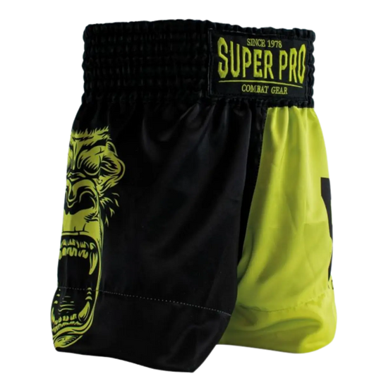 Driekwartaanzicht van het Super Pro kickboksbroekje in neon geel en zwart met opvallend gorilla-design op de zijkant. De combinatie van contrasterende kleurvlakken en de krachtige print geeft het broekje een stoere en energieke uitstraling. De brede elastische tailleband met Super Pro-label zorgt voor een stevige, comfortabele pasvorm tijdens intensieve trainingen. Dankzij het lichte en soepele materiaal biedt dit broekje maximale bewegingsvrijheid bij trappen, knieën en snelle combinaties in de gym.