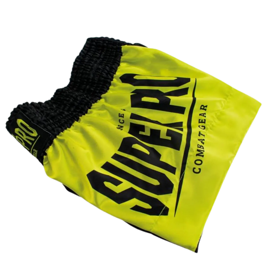Opvallend kickboksbroekje in een felle neon gele kleur met groot zwart Super Pro-logo aan de zijkant. De brede elastische tailleband in zwart zorgt voor een stevige en comfortabele pasvorm tijdens intensieve trainingen. Het lichte materiaal biedt optimale bewegingsvrijheid bij trappen, knieën en combinaties. Een krachtig en herkenbaar design voor sporters die willen opvallen in de gym.