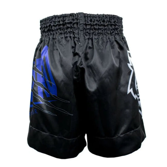 Super Pro Kickboks Broekje Kids Wolf achterzijde in zwart met blauwe en witte details, elastische tailleband en stevige afwerking voor jonge kickboksers.