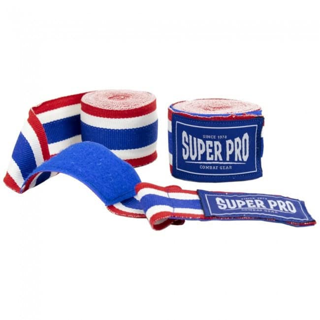 Een set Super Pro bandages Thaise vlag rood, met rood-wit-blauwe strepen en blauwe klittenbandsluiting, gemaakt voor stevige polsondersteuning en extra grip tijdens boksen of kickboksen.