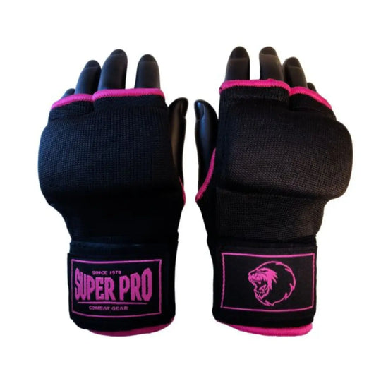 Zwarte Super Pro binnenhandschoenen met roze details, getoond aan de voorzijde op een zwarte mannequinhand.