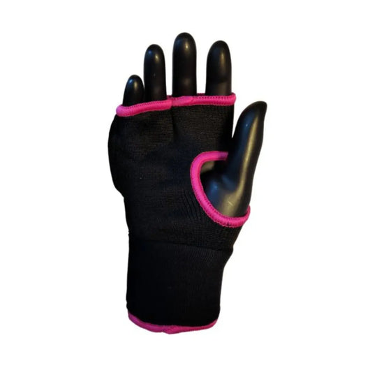 Zwarte Super Pro binnenhandschoen met roze randen, vanaf de palmzijde getoond op een zwarte mannequinhand.