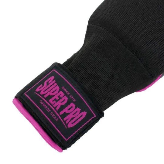 Close-up van de zwarte Super Pro binnenhandschoen met roze polsband en logo-opdruk.