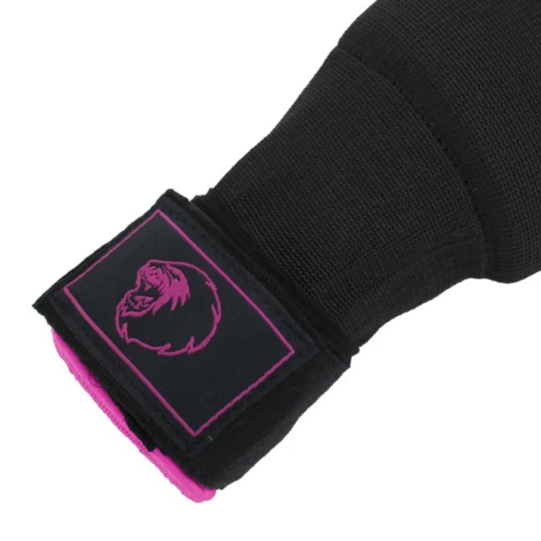 Close-up van de zwarte Super Pro binnenhandschoen met roze polsband en leeuwlogo-opdruk.