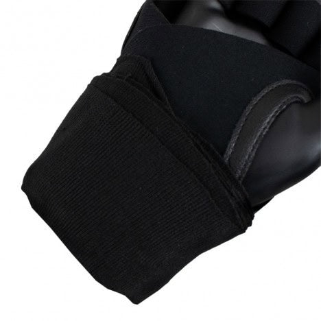 Close-up van de Super Pro Binnenhandschoen Mexican Wrap Zwart, met elastische polsband voor extra steun en een veilige pasvorm tijdens bokstrainingen.