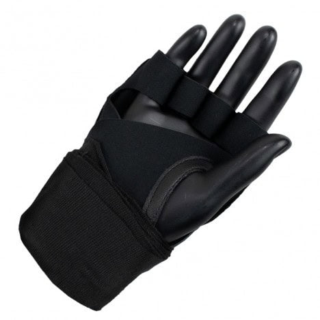 De Super Pro Binnenhandschoen Mexican Wrap Zwart om een zwarte trainingshand, met open vingers en verstevigde polsband voor maximale ondersteuning tijdens het boksen.
