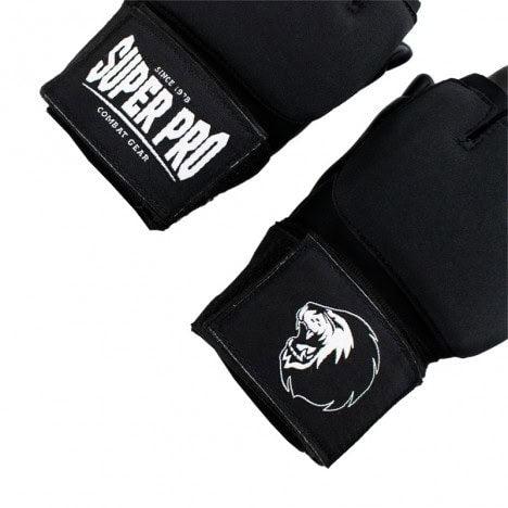 Twee Super Pro Binnenhandschoenen Mexican Wrap Zwart met zichtbaar logo en leeuwenkopprint op de polsband, ontworpen voor optimale bescherming en comfort tijdens bokstrainingen.
