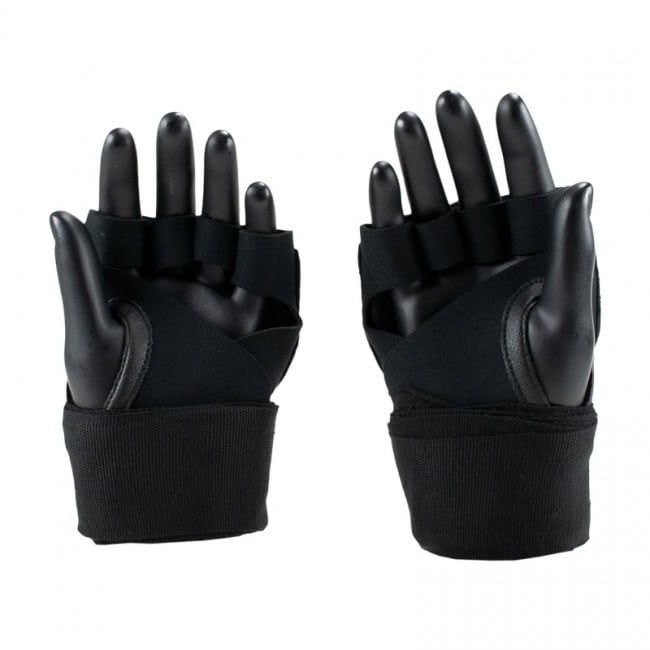 Een paar Super Pro Binnenhandschoenen Mexican Wrap Zwart op een displayhand, met open vingers en brede polsband voor extra ondersteuning en bescherming tijdens het boksen.
