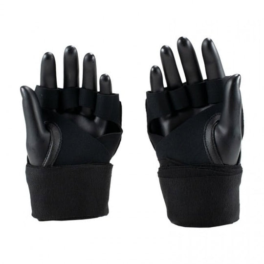 Een paar Super Pro Binnenhandschoenen Mexican Wrap Zwart op een displayhand, met open vingers en brede polsband voor extra ondersteuning en bescherming tijdens het boksen.
