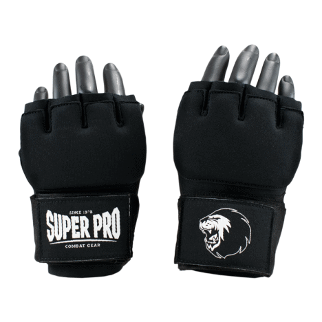 Zwarte Super Pro binnenhandschoenen met open vingers en verstelbare polsband, ontworpen voor extra steun en comfort tijdens bokstrainingen.