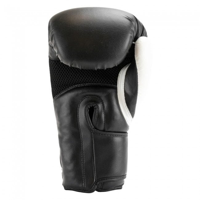 Achteraanzicht van de Super Pro Kickbokshandschoen Ace Wit, met zwart-witte afwerking en geventileerde meshzone voor ademend comfort tijdens intensieve kickbokstrainingen.