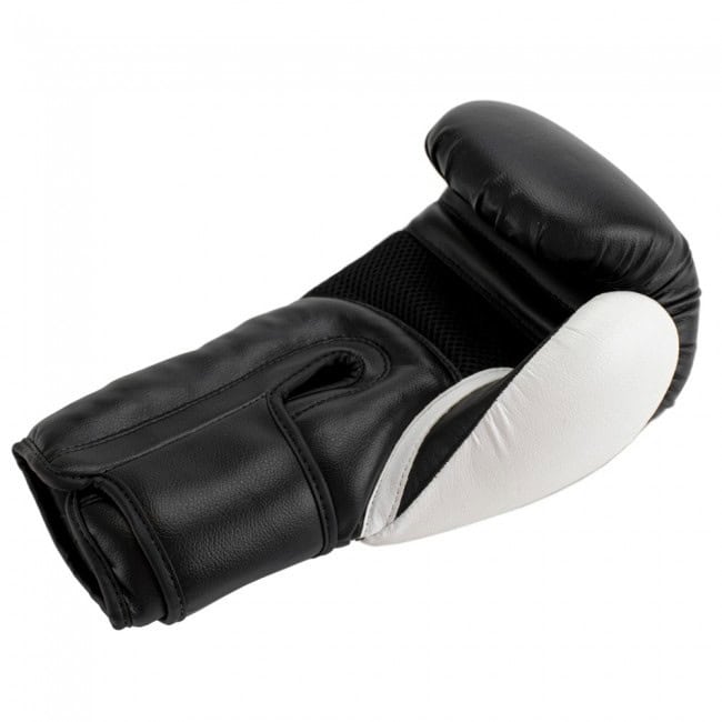 Zijaanzicht van de Super Pro Handschoen Ace Wit, met een ergonomisch ontwerp, ademend mesh en witte duimbescherming voor optimale grip en comfort tijdens trainingen.
