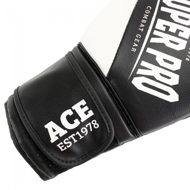 Close-up van de Super Pro Kickbokshandschoen Ace Wit, met het ACE EST1978-logo op de polsband en het Super Pro Combat Gear-logo op de bovenkant van de handschoen.