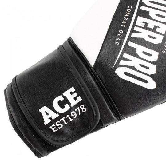 Close-up van de Super Pro Kickbokshandschoen Ace Wit, met het ACE EST1978-logo op de polsband en het Super Pro Combat Gear-logo op de bovenkant van de handschoen.