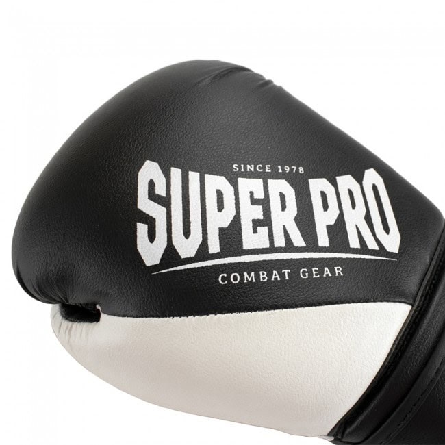 Close-up van de Super Pro Kickbokshandschoen Ace Wit, met het Super Pro Combat Gear-logo in witte letters op de zwarte bovenkant en een strakke wit-zwarte kleurcombinatie.