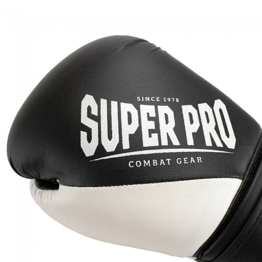 Close-up van de Super Pro Kickbokshandschoen Ace Wit, met het Super Pro Combat Gear-logo in witte letters op de zwarte bovenkant en een strakke wit-zwarte kleurcombinatie.