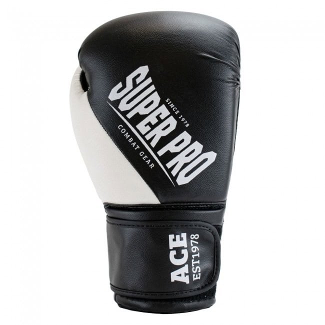 Vooraanzicht van de Super Pro Kickbokshandschoen Ace Wit, met zwart-wit design, ACE EST1978-opdruk en Super Pro Combat Gear-logo op de bovenkant.