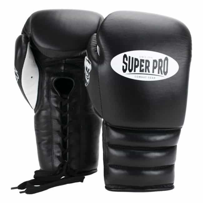 
Titel
Twee zwarte Super Pro bokshandschoenen met veters

Alt-tekst
Een paar zwarte, professionele bokshandschoenen wordt samen afgebeeld tegen een witte achtergrond. De rechterhandschoen is naar voren gericht en toont het witte 'SUPER PRO' logo op de knokkel. De linkerhandschoen, deels zichtbaar, toont de traditionele vetersluiting aan de manchet.