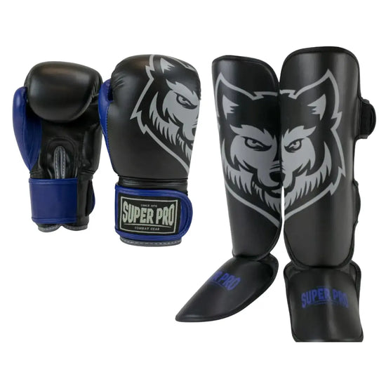 Super Pro set met zwarte en blauwe bokshandschoenen en scheenbeschermers, voorzien van een grijze wolf print, gepresenteerd op witte achtergrond.
