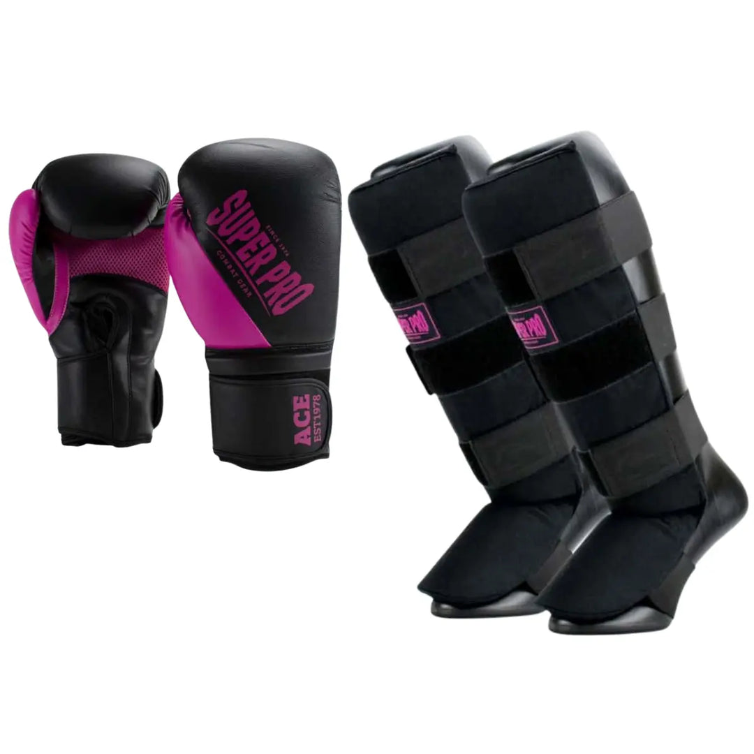Super Pro zwarte en roze bokshandschoenen met bijpassende zwarte scheenbeschermers met roze details.