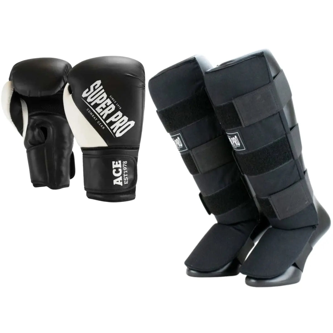 Super Pro ACE bokshandschoenen zwart wit gecombineerd met zwarte Super Pro scheenbeschermers met brede klittenbandsluitingen.