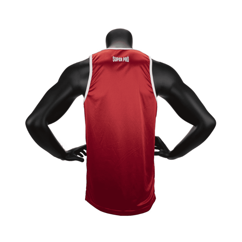 Een rode vechtsporttanktop van het merk Super Pro, getoond van de achterkant. De top heeft een eenvoudige en sportieve uitstraling, met een wit omrande halslijn en armsgaten. Het woord "Super Pro" is zichtbaar op de achterkant van de hals.