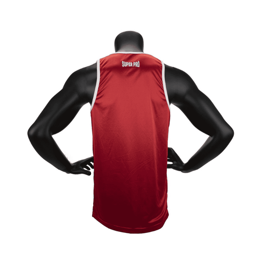 Een rode vechtsporttanktop van het merk Super Pro, getoond van de achterkant. De top heeft een eenvoudige en sportieve uitstraling, met een wit omrande halslijn en armsgaten. Het woord "Super Pro" is zichtbaar op de achterkant van de hals.