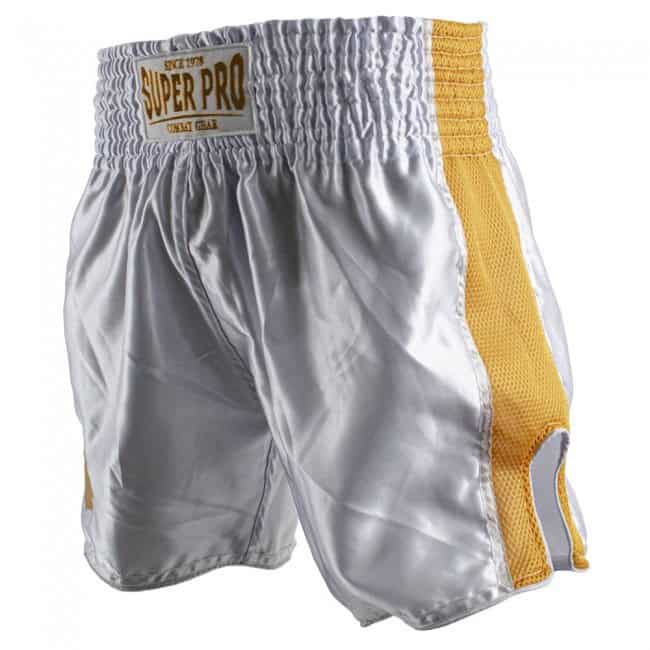 Zij- en achteraanzicht van het Super Pro Brave kickboksbroekje in zilver met goud. De meshpanelen aan de zijkant zorgen voor extra ventilatie tijdens het trainen. De elastische tailleband met Super Pro-logo biedt een comfortabele en stevige pasvorm. Ideaal voor intensieve kickbokssessies.
