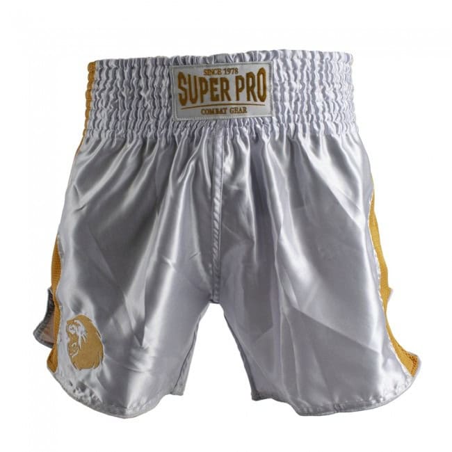 Vooraanzicht van het Super Pro Brave kickboksbroekje in zilver met goudkleurige details. Het short heeft een brede elastische tailleband met het Super Pro Combat Gear-logo centraal op de band. De satijnen stof en mesh-zijkanten zorgen voor comfort en ventilatie. Ideaal voor intensieve kickbokstrainingen.