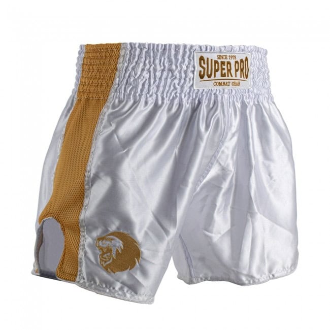 Schuin vooraanzicht van het Super Pro Brave kickboksbroekje in zilver met gouden details. Het mesh-paneel aan de zijkant zorgt voor ventilatie tijdens intensieve trainingen. De brede elastische tailleband biedt extra comfort .