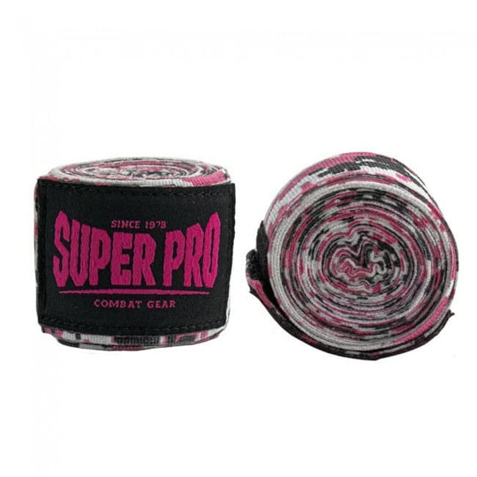 Set Super Pro Bandages Camo Roze opgerold naast elkaar, met roze-grijs camouflagedesign en zwart Super Pro-logo voor polsondersteuning en bescherming.