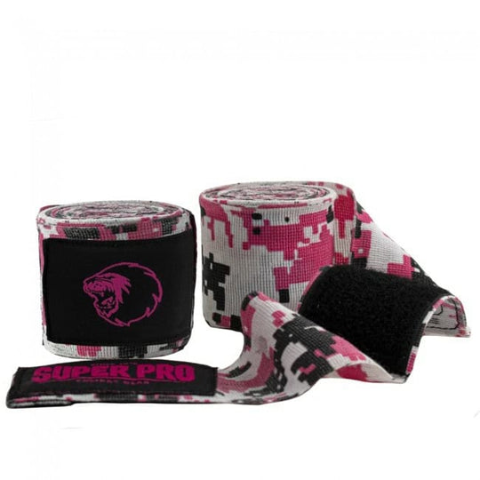 Twee Super Pro Bandages Camo Roze met opvallend roze-grijs camouflagemotief, zwart logo met leeuwenkop en klittenbandsluiting voor stevige ondersteuning tijdens het boksen.