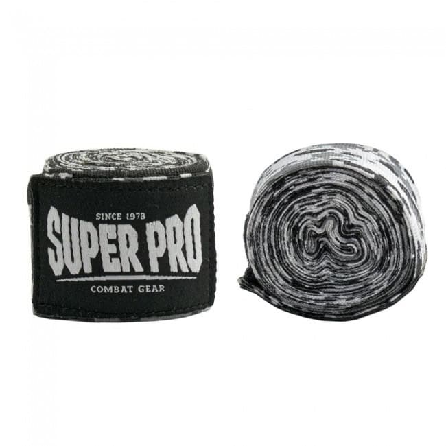 Twee Super Pro Bandages Camo Zwart strak opgerold, met grijs-zwarte camouflageprint en wit Super Pro-logo op het label voor maximale pols- en handbescherming.