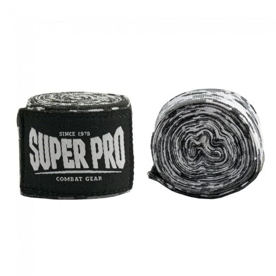 Twee Super Pro Bandages Camo Zwart strak opgerold, met grijs-zwarte camouflageprint en wit Super Pro-logo op het label voor maximale pols- en handbescherming.