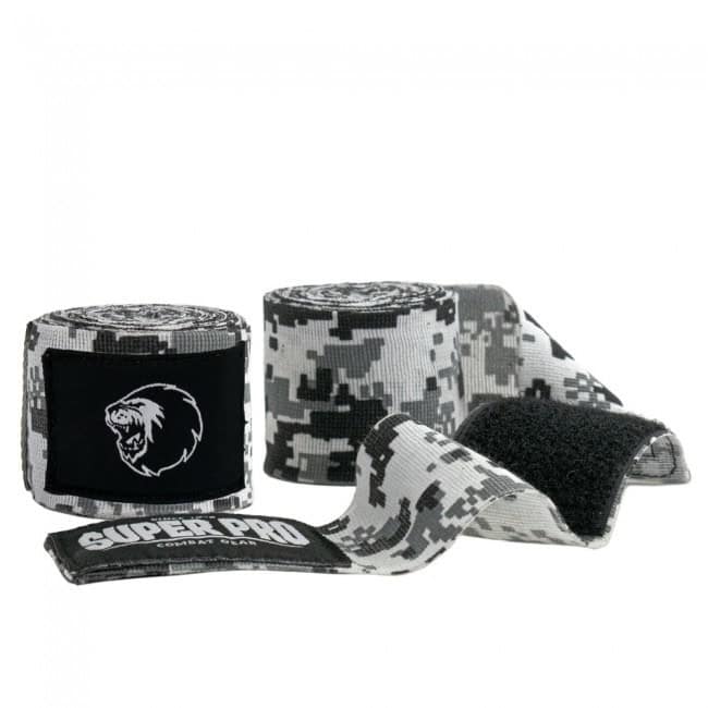 Set Super Pro Bandages Camo Zwart met zwart-wit camouflagemotief, leeuwenkoplogo en klittenbandsluiting voor stevige ondersteuning en comfort tijdens bokstrainingen.