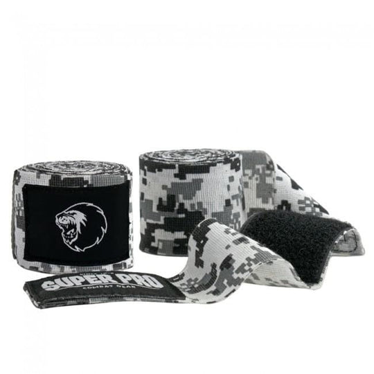 Set Super Pro Bandages Camo Zwart met zwart-wit camouflagemotief, leeuwenkoplogo en klittenbandsluiting voor stevige ondersteuning en comfort tijdens bokstrainingen.