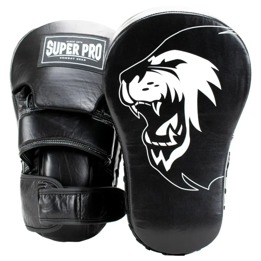 Zwarte Super Pro handmitts van leer met wit logo en leeuwenkopdesign, voorzien van verstelbare polsband voor stevige grip.