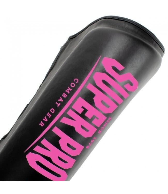 Diagonaal schot van een zwarte scheenbeschermer met groot, roze "Super Pro Combat Gear" logo.